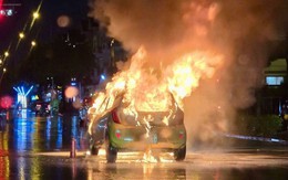 Ô tô con bốc cháy ngùn ngụt giữa trời mưa rét Hà Nội