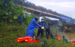 Tìm thấy thi thể nạn nhân bị lũ cuốn ở Đà Nẵng, xe đặc chủng vận chuyển bệnh nhân ở vùng cô lập