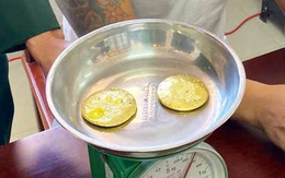 Tài xế giấu 2 miếng vàng tròn như mặt trời từ Lào về Việt Nam khai gì?