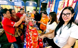 Người dân TP.HCM ùn ùn đến, Lễ hội cua Cà Mau 'hết sạch cua'