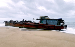 Tàu sắt bị sóng đánh mắc cạn ở Quảng Ngãi