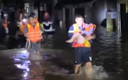 Khánh Hòa: Lực lượng chức năng túc trực xuyên đêm cứu dân vùng ngập sâu, mưa lũ