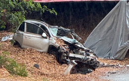 Thùng xe container lật đè xe con trên quốc lộ 28, có 5 người bị thương