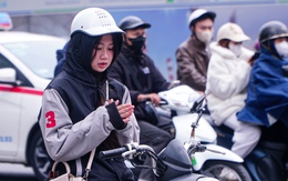 Rét đậm đầu đông, người Hà Nội trùm kín áo ấm, co ro