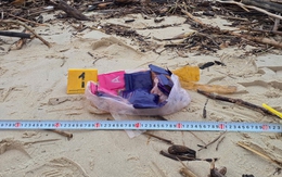 Bao ni lông quấn băng keo chứa chất nghi ma túy dạt vào bờ biển