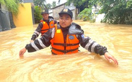 PV Tuổi Trẻ vượt dòng lũ xiết cùng lực lượng cảnh sát tiếp tế vùng bị lũ cô lập ở Nha Trang