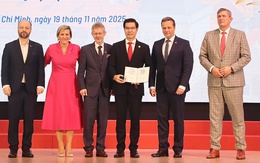 Chủ tịch Thượng viện Cộng hòa Czech trao kỷ niệm chương cho 2 nhà giáo Trường đại học Tôn Đức Thắng