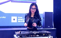 Người Hà Nội đội mưa đi xem triển lãm âm thanh, ánh sáng Plase Show 2025