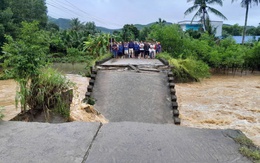 Quảng Ngãi mưa lớn, lũ lên: Một cây cầu bị sập, người đi xe máy rơi xuống sông