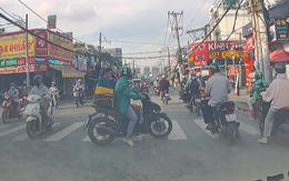 Tài xế dừng xe giúp người khiếm thị qua đường nhận cơn 'mưa tim'