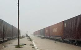 Đường sắt tạm ngừng chạy do mưa lũ, đổi trả vé online miễn phí thế nào?