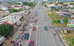 Ngày đầu điều chỉnh giao thông ở quốc lộ 13: Xe đi lại ổn định nhưng vẫn còn tình trạng lấn làn