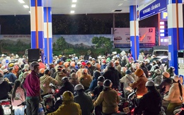 Dân Đà Lạt đổ xô mua xăng vì sợ nguồn cung thiếu hụt do đường sá