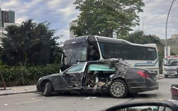 Xe Mercedes Maybach phóng nhanh tông vào xe khách đỗ ven đường, tài xế bị thương nặng