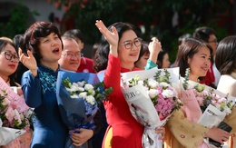 Ban giám hiệu hát 'Người gieo mầm xanh' cùng sinh viên trong Ngày Nhà giáo Việt Nam