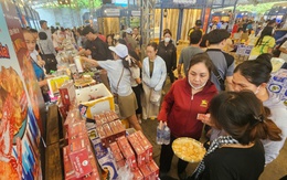 TP.HCM: Khách ùn ùn đến mua cua Cà Mau ở lễ hội, người bán bất ngờ vì 'hàng lên là hết'