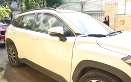 Nhiều ô tô bị xịt sơn đầy kính khi đậu trong ngõ
