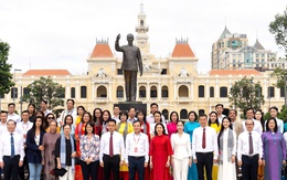 Đại biểu Liên hoan phim Việt Nam dâng hoa tại công viên Tượng đài Bác Hồ