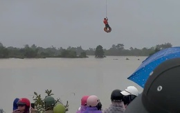 Dùng máy bay không người lái cứu người bị lật thuyền giữa lũ