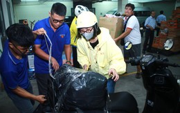 Người dân TP.HCM nườm nượp đem quần áo, nhu yếu phẩm gửi hỗ trợ đồng bào vùng lũ