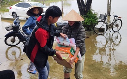 Nước lụt vẫn bủa vây, người dân 'rốn lũ' xứ Huế vẫn góp gạo, mì tôm gửi cho đồng bào Nam Trung Bộ