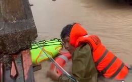 Xúc động những chuyến xuồng đổ về rốn lũ 'chia lửa' cứu dân