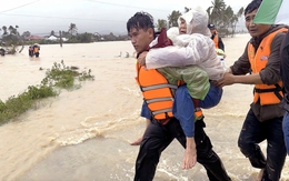 Chạy đua từng phút cứu bà con trong tâm lũ