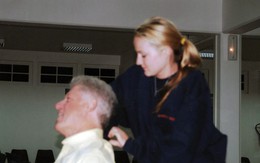 Ảnh cũ của ông Bill Clinton bị 'đào' lại khi dư luận Mỹ đang nóng lên vụ hồ sơ Epstein