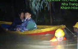 Nhân viên kỹ thuật nhà mạng giải cứu 2 trẻ mắc kẹt giữa dòng nước lũ