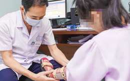 Sau 6 năm phải nhờ cha mẹ cõng trên lưng, bé gái tự đi lại nhờ kỹ thuật phẫu thuật mới