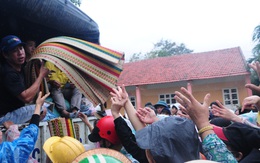 Cảnh nhói lòng ở vùng lũ Đắk Lắk: Những cánh tay chờ một suất chăn màn, hàng hóa cứu trợ