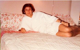 Xác minh bức ảnh ông Trump mặc áo choàng tắm nằm trên giường giữa ồn ào vụ hồ sơ Epstein