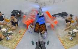 Nhóm bạn đang nhâm nhi thì được tắm... bể cá