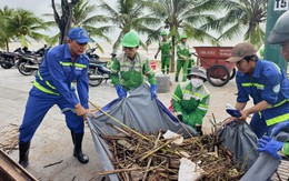 Thanh niên xung phong, công nhân môi trường và xe từ TP.HCM hỗ trợ dọn vệ sinh sau lũ tại Khánh Hòa