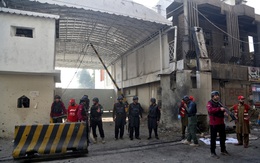 Tấn công liều chết rung chuyển Peshawar: 3 nhân viên an ninh tử vong, nhiều người bị thương