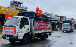 Hàng cứu trợ kín đường quê vùng rốn lũ Phú Yên cũ