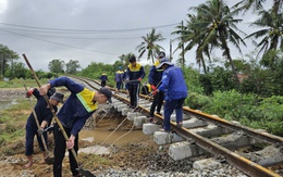 Đường sắt Bắc - Nam qua vùng lũ còn 15 điểm bị cuốn trôi nền đường