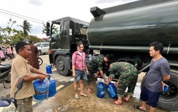 Quân đội đưa xe bồn chở nước sạch vào vùng lũ Khánh Hòa, Gia Lai cấp cho dân