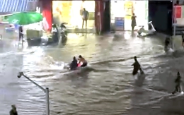 Mưa một tiếng, quốc lộ 1 ngập như sông, nước cuồn cuộn cuốn trôi xe máy