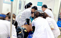 Bệnh nhân chưa kịp khám bệnh thì ngưng tim, cả chục y bác sĩ xúm vào giành lại sự sống