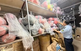 Phát hiện kho chứa số lượng lớn mũ bảo hiểm không rõ nguồn gốc