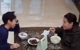 Con trai tặng quà cho mẹ siêu đáng yêu