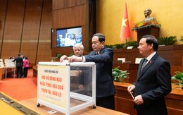 Quốc hội dành một phút mặc niệm đồng bào tử vong do thiên tai, kêu gọi ủng hộ người dân vùng lũ