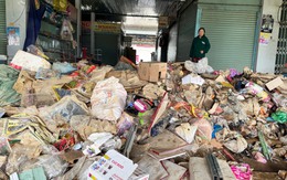 Nước mắt tiểu thương chợ Hòa Thịnh: Cứu hàng bất thành, ôm thùng nhựa để thoát thân