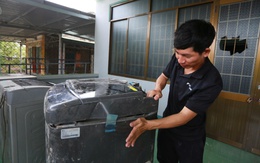 Thợ điện tử tới rốn lũ Đông Hòa, giúp bà con sửa tủ lạnh, máy giặt miễn phí