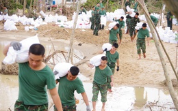 Hơn 100 bộ đội cùng lực lượng địa phương đắp bao cát vá đoạn đê vỡ ở Gia Lai