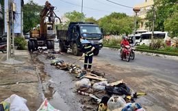 Công nhân nỗ lực dọn 15.000 tấn rác sau lũ tại khu vực nội thị Tuy Hòa