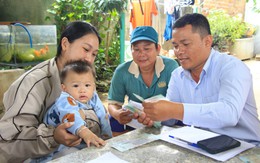 Cán bộ đến tận nhà trao tiền hỗ trợ khẩn cấp cho người dân vùng lũ Khánh Hòa