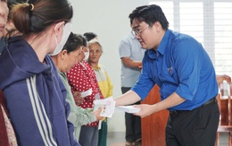 Thành Đoàn TP.HCM và báo Tuổi Trẻ tặng 300 suất quà cho người dân vùng lũ Khánh Hòa