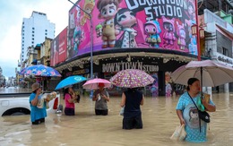 Cái kết của ông chồng thuê khách sạn cùng nhân tình nhưng bị mắc kẹt do lũ